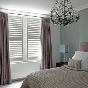 bedroom-shutters-and-curtains