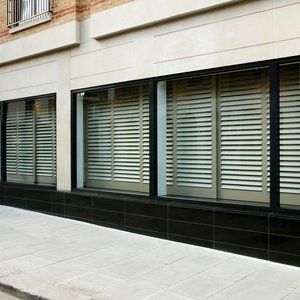 petrus-restaurant-shutters