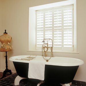 Tnesc-bathroom-plantation-shutters