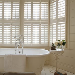 painted-bathroom-plantation-shutters