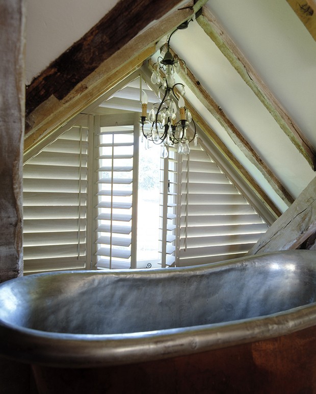 Triangular bathroom shutters